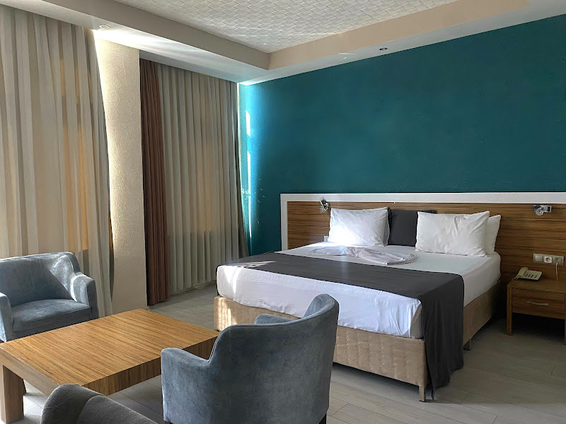 GOLDEN KING HOTEL