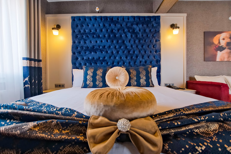 Moonday Hotel