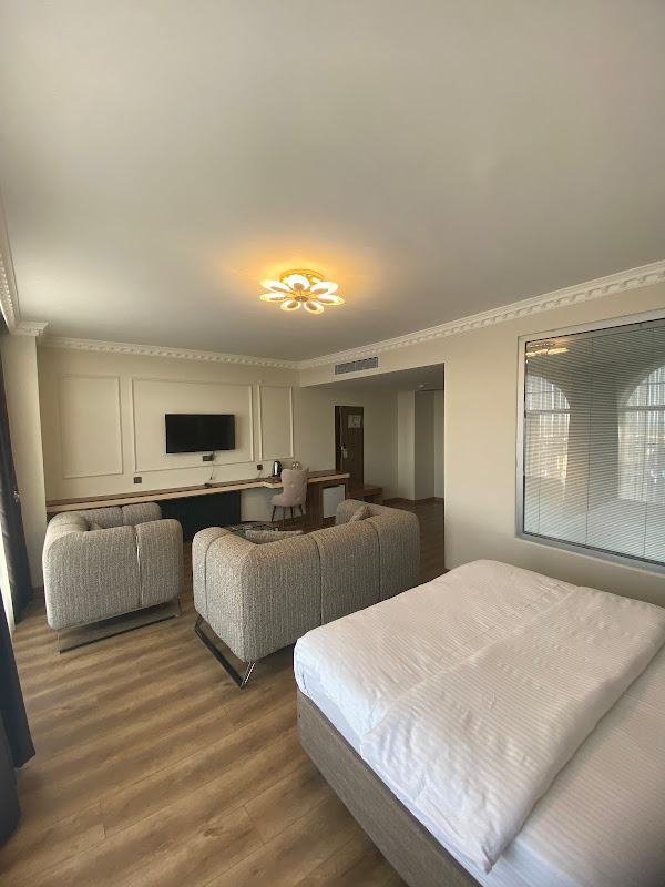 SKYLIND HOTEL